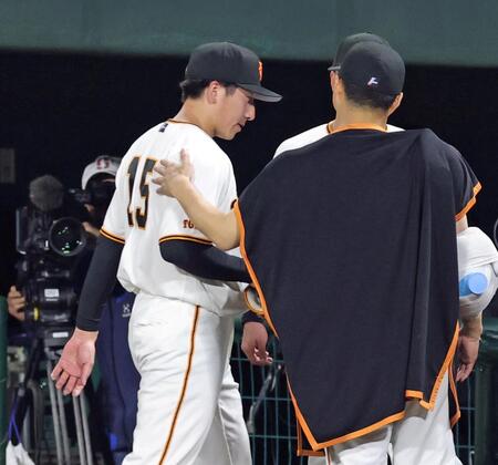 ８回が終わり、則本（右）に慰められベンチへ引き揚げる・大勢（撮影・立川洋一郎）
