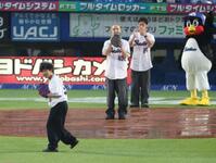 ファーストピッチセレモニーを務める四千頭身（撮影・金田祐二）