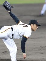 広島打線を相手に力投する則本（撮影・立川洋一郎）