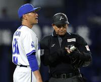６回の攻撃を終え、投手交代を告げる相川監督（左）＝撮影・伊藤笙子