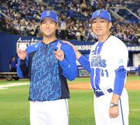 プロ初勝利を挙げ、相川監督（右）と笑顔を見せる島田（撮影・伊藤笙子）