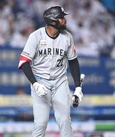 ４回、空振り三振に倒れたポランコ（撮影・開出牧）