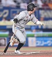 ６回、中前打を放つ寺地（撮影・開出牧）