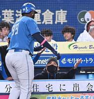２回、水野の中前適時打で先制のホームを踏んだレイエス（左）とタッチを交わす新庄監督（撮影・開出牧）