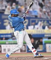 ３回、中越え２ランを放つレイエス（撮影・開出牧）