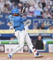 ２回、左越え二塁打を放つレイエス（撮影・開出牧）