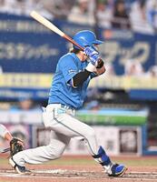 ２回、先制の中前適時打を放つ水野（撮影・開出牧）