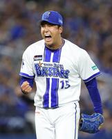 ６回、村松から空振り三振を奪い、雄たけびを上げる島田（撮影・伊藤笙子）