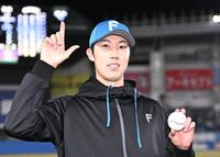 今季初勝利を挙げウイニングボールを手にポーズを決める福島（撮影・開出牧）