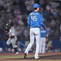 ７回、山口（後方）に左越え２ランを打たれた福島（撮影・開出牧）