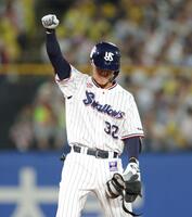 ８回、中越えに同点二塁打を放ち、ガッツポーズの石井（撮影・西岡正）