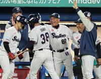 ８回、生還した石井を出迎える池山監督（撮影・田中太一）