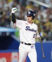８回、押し出し死球での勝ち越しにガッツポーズの古賀（撮影・西岡正）