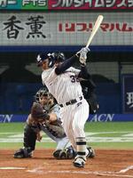 ８回、同点適時二塁打を放つ石井（撮影・金田祐二）