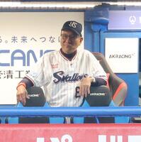 ベンチで厳しい表情の池山監督（撮影・棚橋慶太）