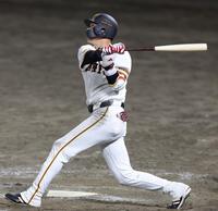 １２回、サヨナラ３ランを放つ坂本（撮影・立川洋一郎）