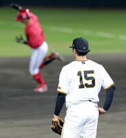 ８回、大盛に同点ソロを浴び肩を落とす大勢（撮影・立川洋一郎）