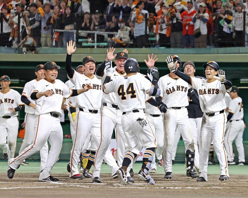 　９回、サヨナラ２ランを放った佐々木（４４）を迎える巨人ナイン（撮影・立川洋一郎）