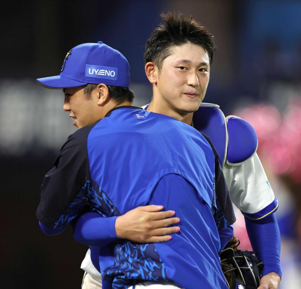 　試合後、東（左）と抱き合う松尾