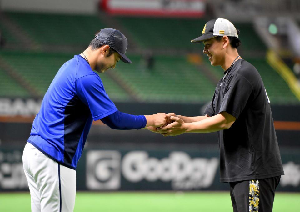 試合前、高校の後輩である岩井（右）と握手を交わす山本＝２０２４年１０月