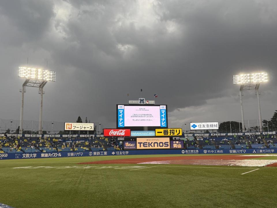 場内アナウンスで試合開始の見合わせを発表（撮影・田中太一）