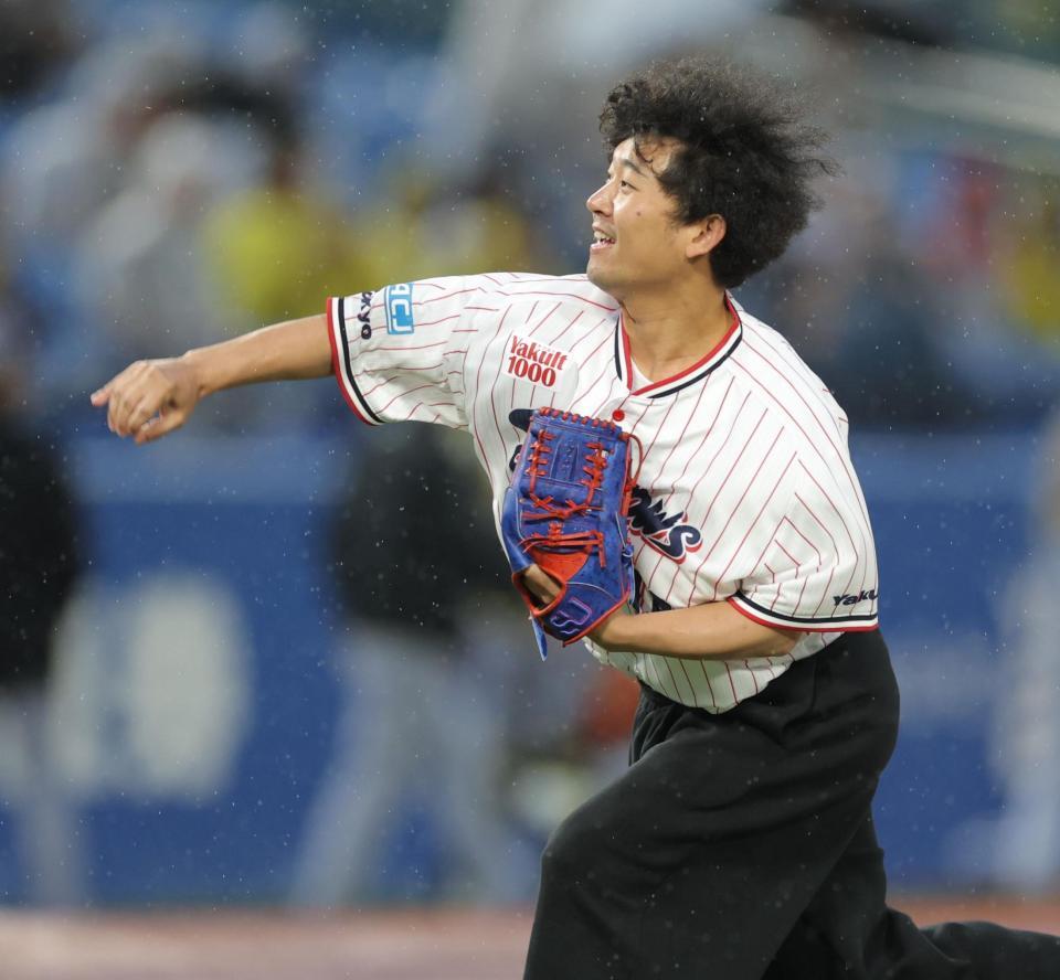 ファーストピッチを行う四千頭身の後藤拓実（撮影・西岡正）