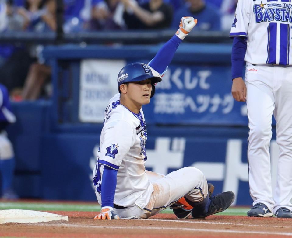 １回、適時内野安打で一塁へ滑り込み、ガッツポーズをする松尾（撮影・伊藤笙子）
