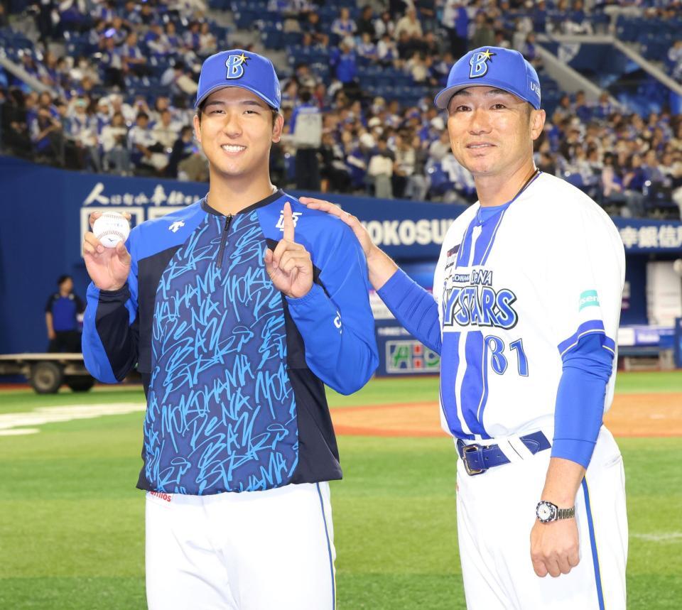 プロ初勝利を挙げ、相川監督（右）と笑顔を見せる島田（撮影・伊藤笙子）