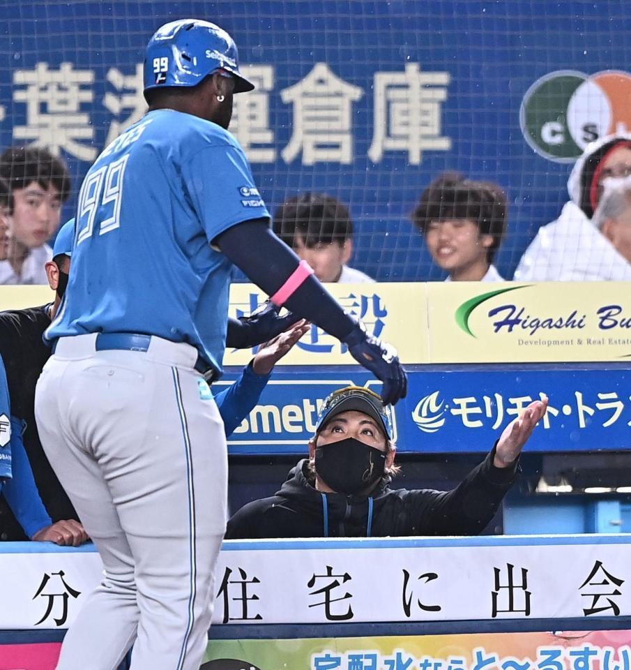 ２回、水野の中前適時打で先制のホームを踏んだレイエス（左）とタッチを交わす新庄監督（撮影・開出牧）