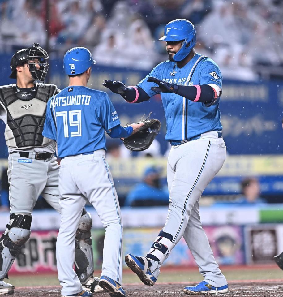 ３回、中越え２ランを放ち松本コーチ（左）とタッチを交わすレイエス。捕手・佐藤（撮影・開出牧）