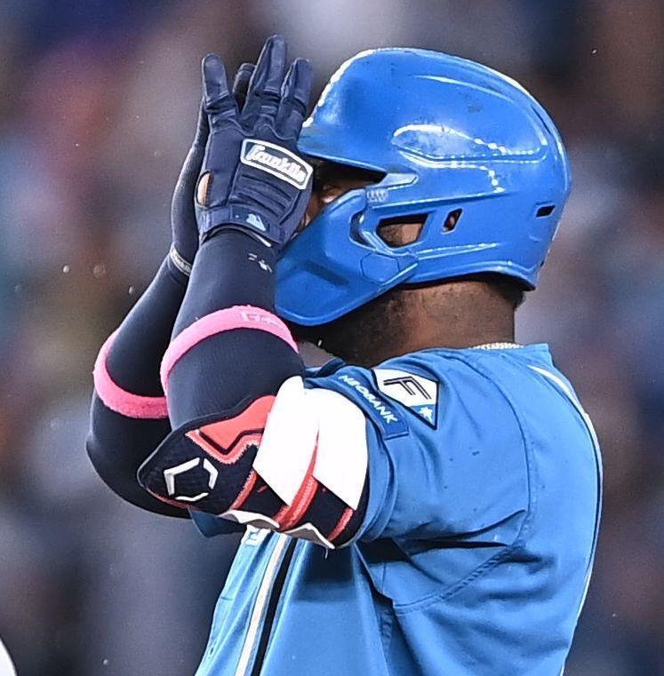 ２回、左越え二塁打を放ちポーズを決めるレイエス（撮影・開出牧）