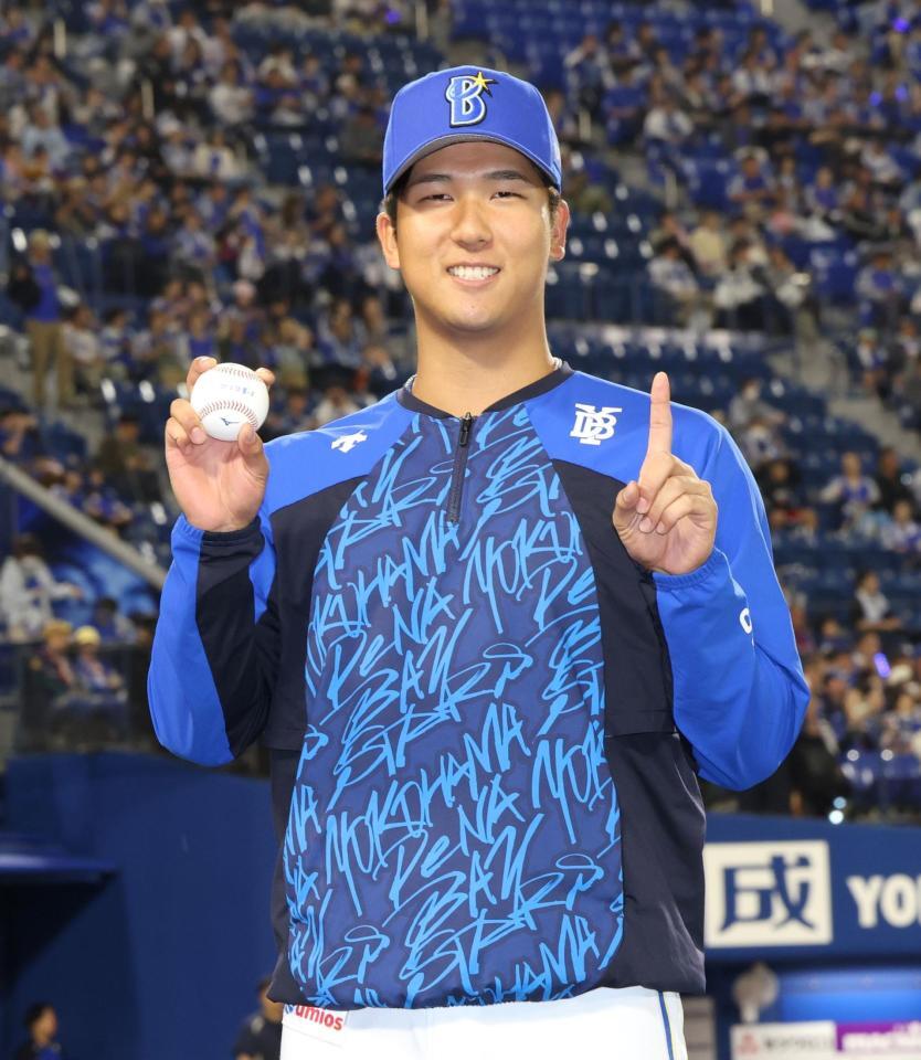 プロ初勝利を挙げ、記念ボールを手に笑顔を見せる島田（撮影・伊藤笙子）
