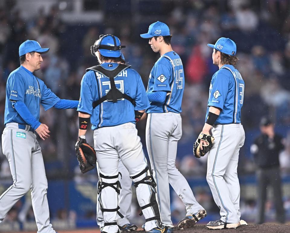 ７回途中で降板した福島（右から２人目）＝撮影・開出牧