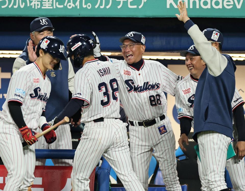 ８回、生還した石井を出迎える池山監督（撮影・田中太一）