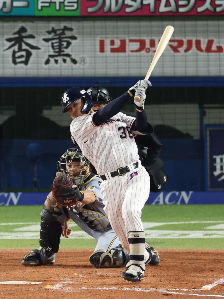 ８回、同点適時二塁打を放つ石井（撮影・金田祐二）