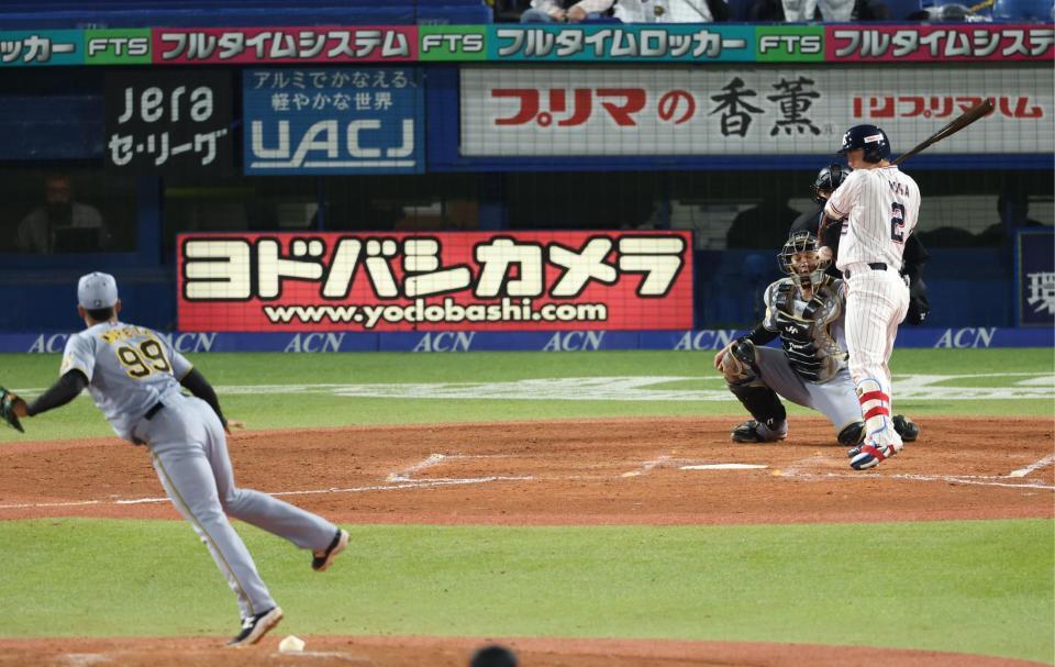 ８回、押し出し死球を受ける古賀（撮影・金田祐二）