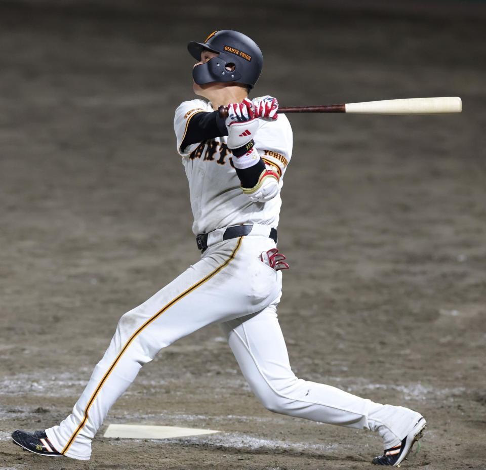 １２回、サヨナラ３ランを放つ坂本（撮影・立川洋一郎）