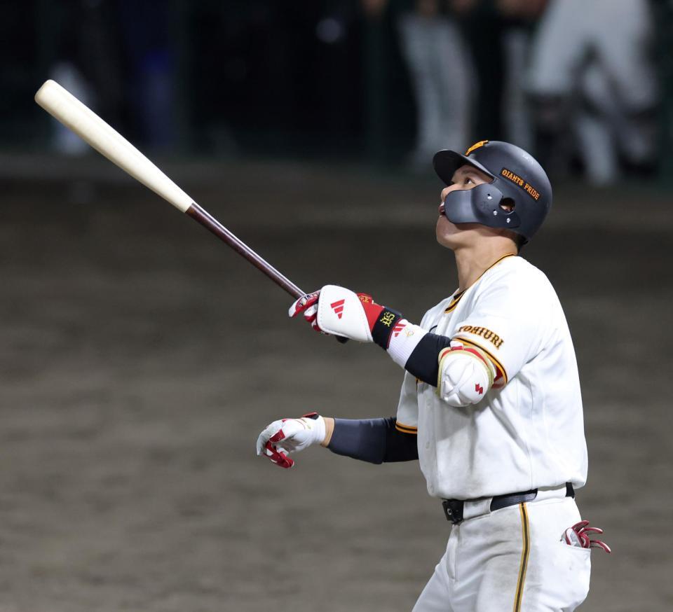１２回、サヨナラ３ランを放つ坂本（撮影・立川洋一郎）