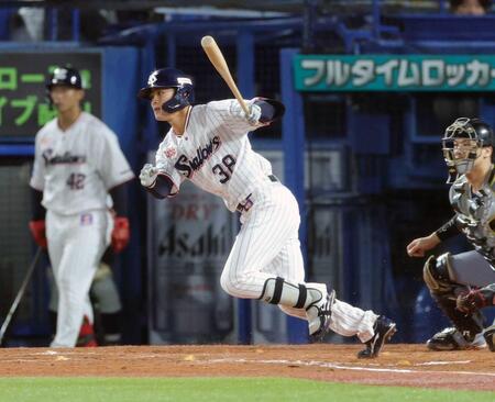 　８回、同点打を放つ石井