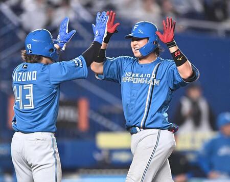 　９回、２ランを放ち水野（左）とタッチを交わす進藤（撮影・開出牧）