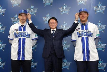 入団会見で木村洋太球団社長（中央）と笑顔を見せる尾形（左）と井上（撮影・伊藤笙子）