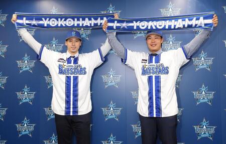 入団会見で笑顔を見せる尾形（左）と井上（撮影・伊藤笙子）