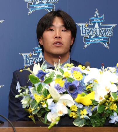 入団会見で抱負を語る井上（撮影・伊藤笙子）