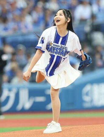 始球式に登板した門松みゆき（撮影・伊藤笙子）
