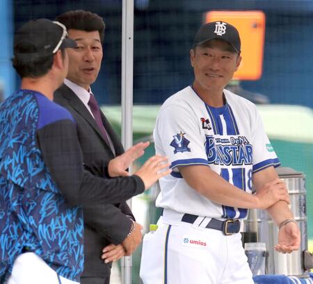 試合前に談笑する相川監督（右）と三浦大輔氏（撮影・伊藤笙子）
