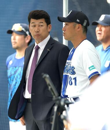 相川監督（右）と話す前監督の三浦大輔氏