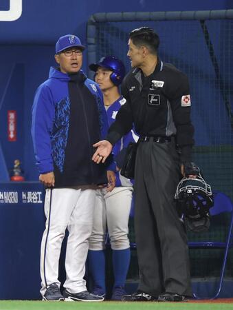 ７回、ルイーズが危険球で退場となり、主審と話す相川監督