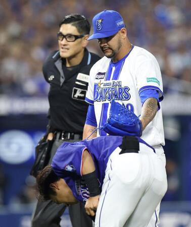 ７回、土田（手前）に頭部死球を与えて危険球退場となり、土田に謝罪をするルイーズ（撮影・伊藤笙子）