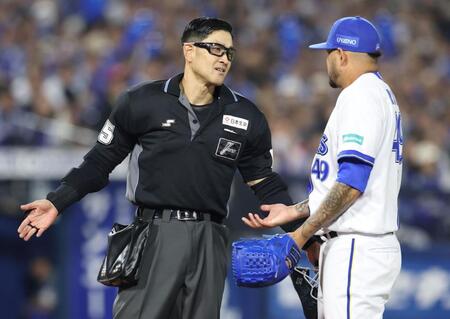 ７回、危険球退場となったルイーズ（右）に説明する岩下健吾審判員（撮影・伊藤笙子）
