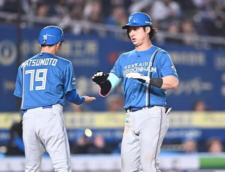 ９回、右越えソロを放ち松本哲也コーチ（７９）とタッチを交わす浅間（撮影・開出牧）